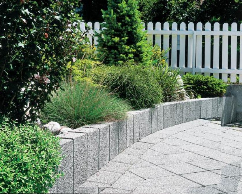 Z granitu nie tylko jest aleja, ale i krawężnik przy rabacie. Płyty La Linia. SEMMELROCK