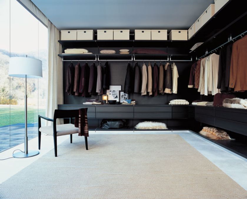 Garderoba Ubi firmy Poliform. Na mocowanych do ściany panelach można dowolnie montować półki i szuflady.