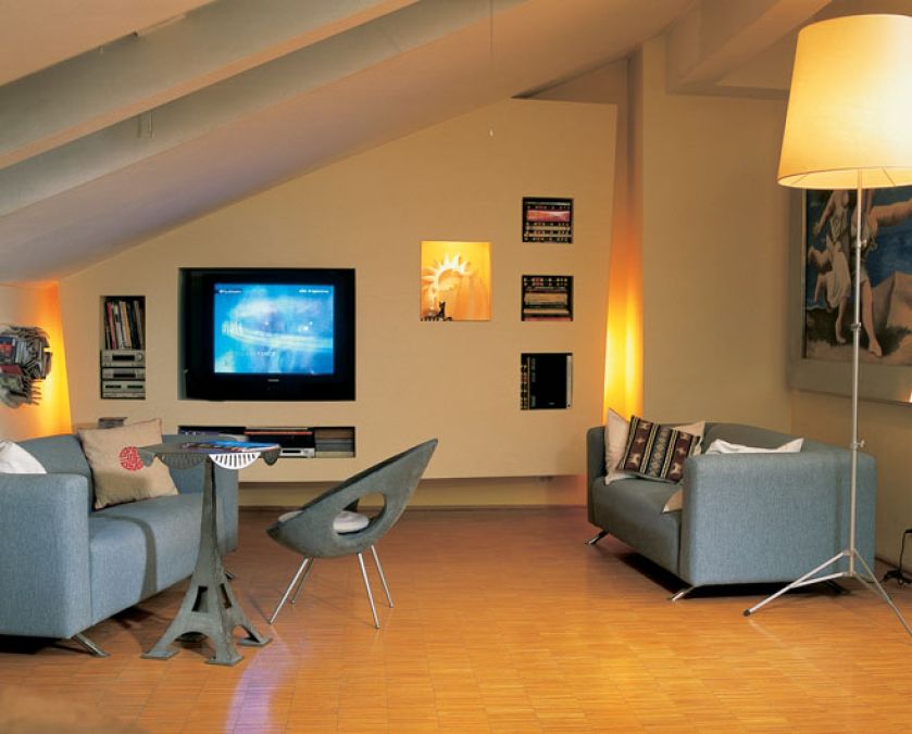 Stolik w kształcie wieży Eiffla to prezent od znajomych, którzy wyemigrowali do Francji. Zaprojektowali go z myślą o jednej