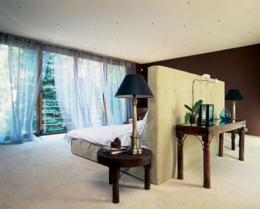 Symetrycznie ustawione meble wprowadzają porządek w sypialni.