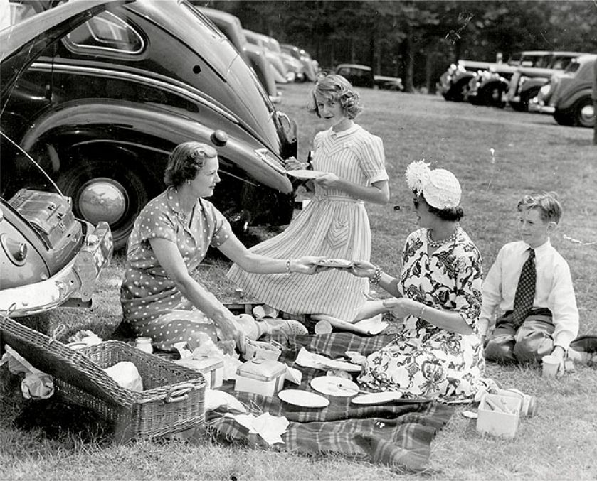 Piknik podczas wyścigów konnych w Goodwood.