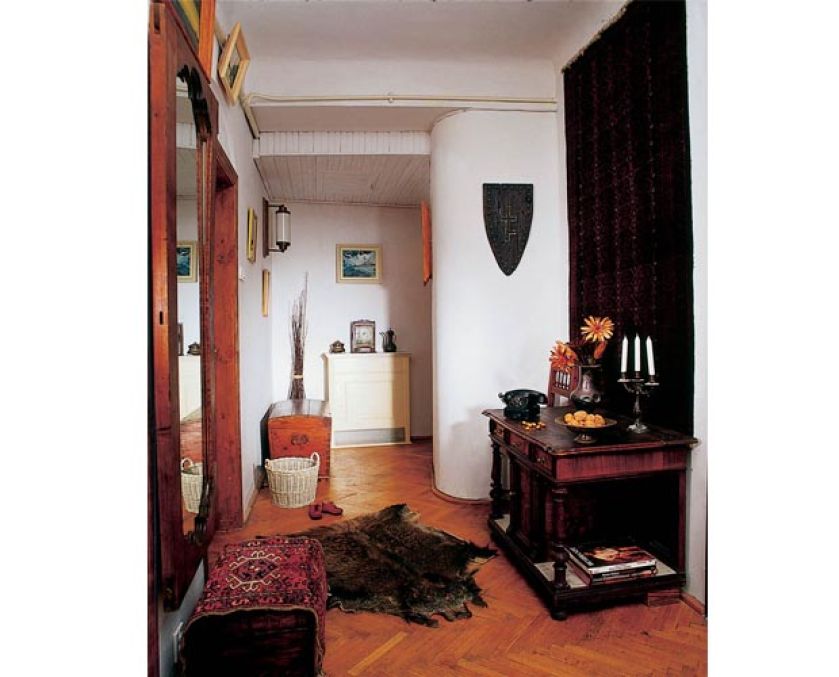 W holu główną rolę odgrywają stare meble.