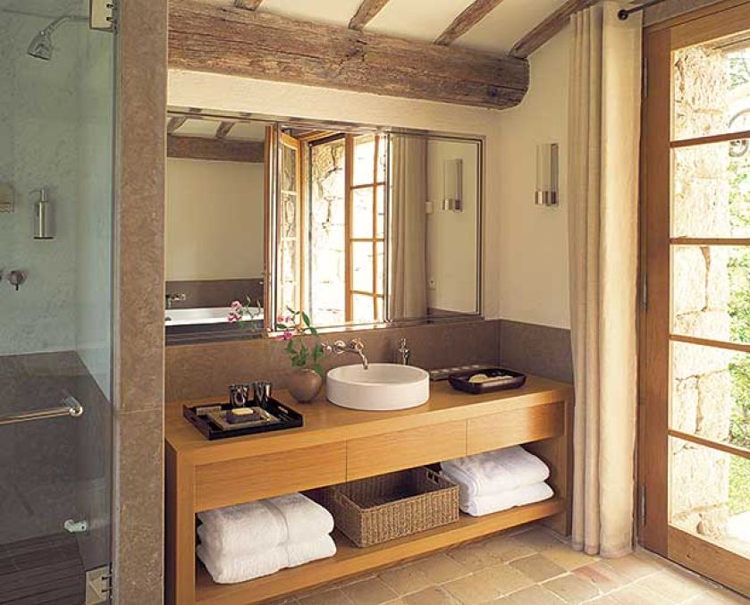 W jasnej łazience ważną rolę odgrywa duże lustro.