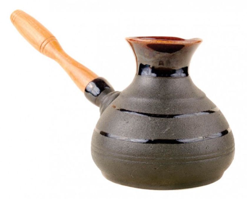 Gliniane naczynie do parzenia do kawy, fot. SHUTTERSTOCK.COM