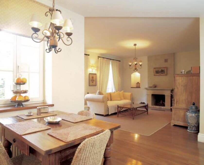 Kuchnia łączy się z salonem. Prostota i naturalność