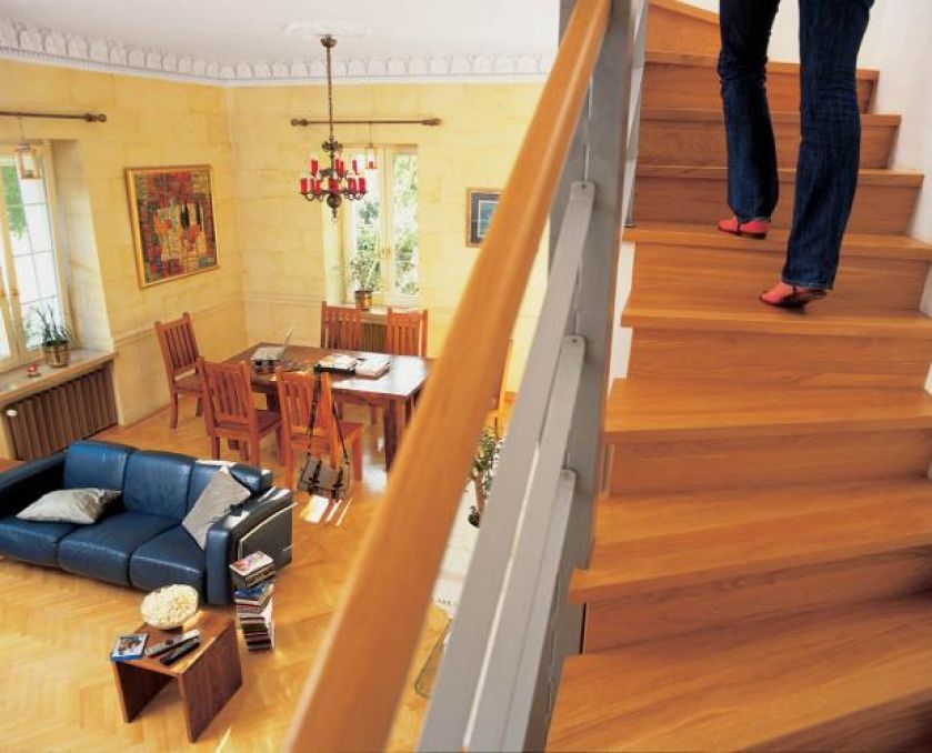 Podczas imprez konsolę i adaptery DJ rozkłada na podeście schodów. Widok stąd ma imponujący.