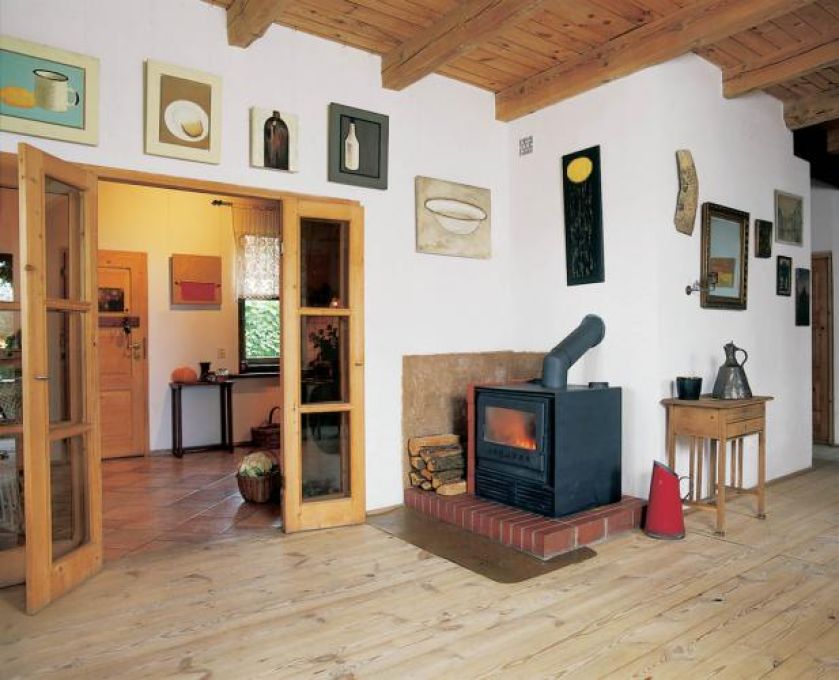 Szerokie przeszklone drzwi zapraszają do salonu.