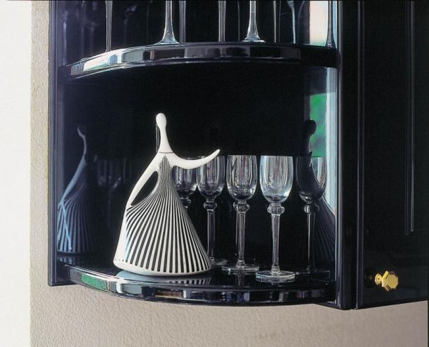 W kuchni dekoracją są kieliszki. Apartament w dawnej stajni