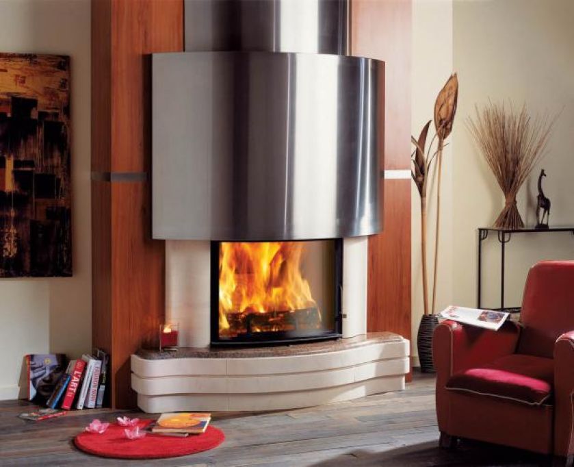 Kominek I 600 Panorama z powodzeniem ogrzeje nawet 200 m2. Ma stalowo-żeliwny wkład. JOTUL