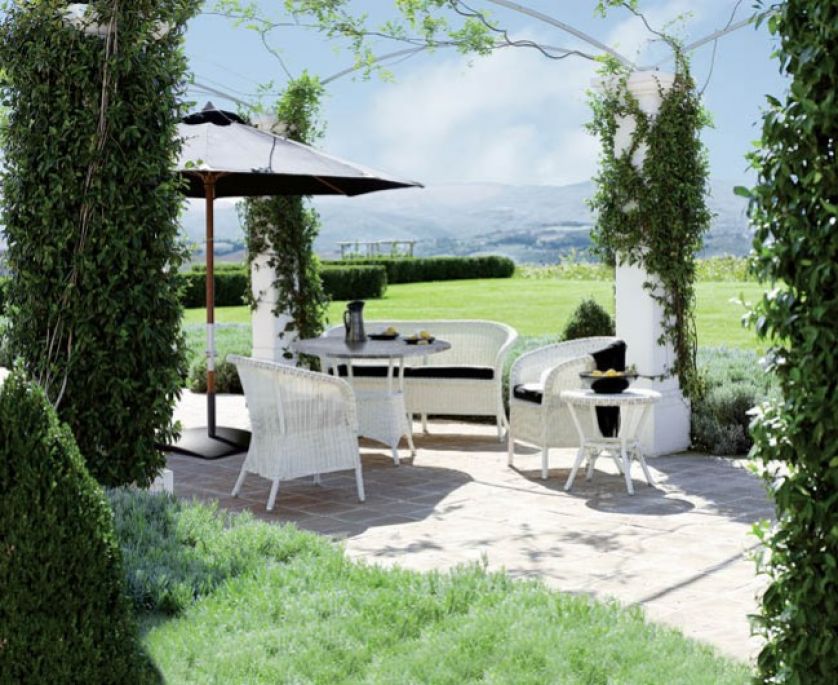 Pod ażurową konstrukcją meble Derby z modnego tworzywa Hularo. Za sofę zapłacimy 2973 zł, za stolik ? 955 zł. DECOLOR