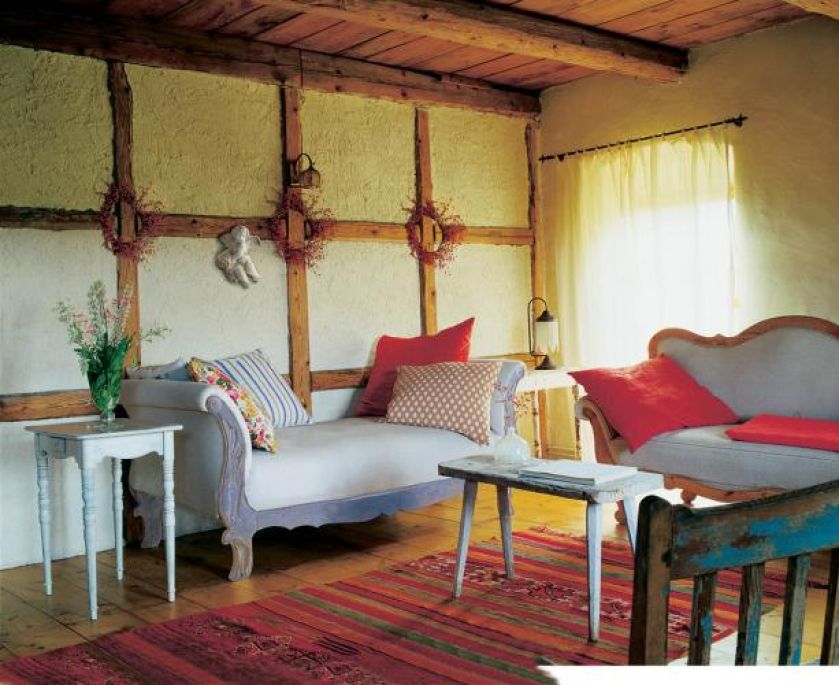 Rekamierka w stylu rustykalnym. Rzeźbiona rama z postarzanego drewna.