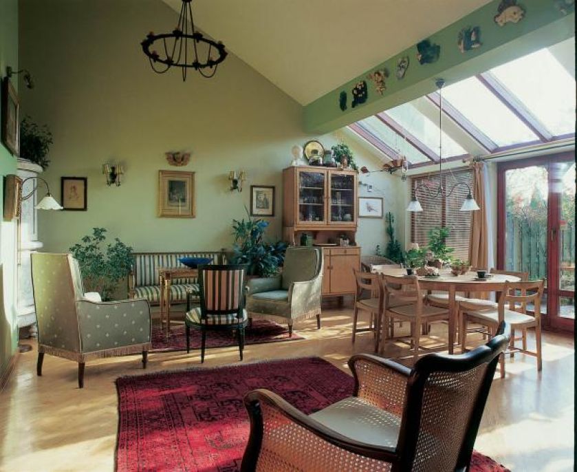 Dębowy kredens, stół i krzesła zrobiono w latach sześćdziesiątych w spółdzielni Ład. Gdy teściowie pani