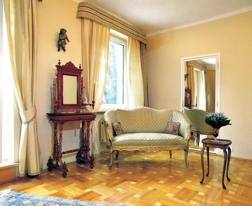 Dwuosobowa wyściełana sofa. Rekamiera i spółka