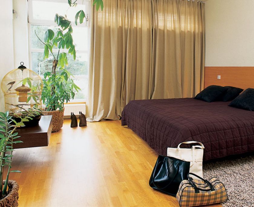 W sypialni znajdziemy wiklinowe donice w których gospodarze posadzili kwiaty.