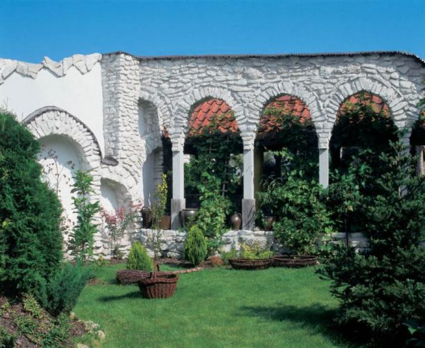 Efektowne arkady, przywodzące na myśl toskańskie akwedukty.