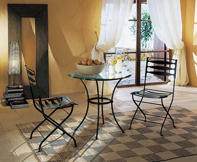 Przyda się na taras: stolik Prado z kryształowym blatem i krzesła Scilla. Cena kompletu - 315 euro. CANTORI