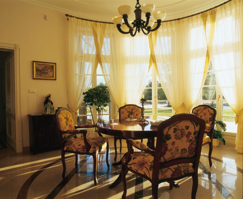 Wykusz to czy może już weranda? Bez względu na to, co kto uważa, dzięki oknom do ziemi ogród wchodzi do domu.