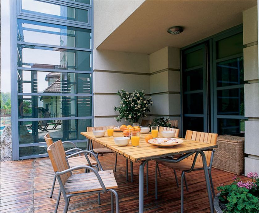 Na tarasie ma swoje miejsce komplet mebli ogrodowych.