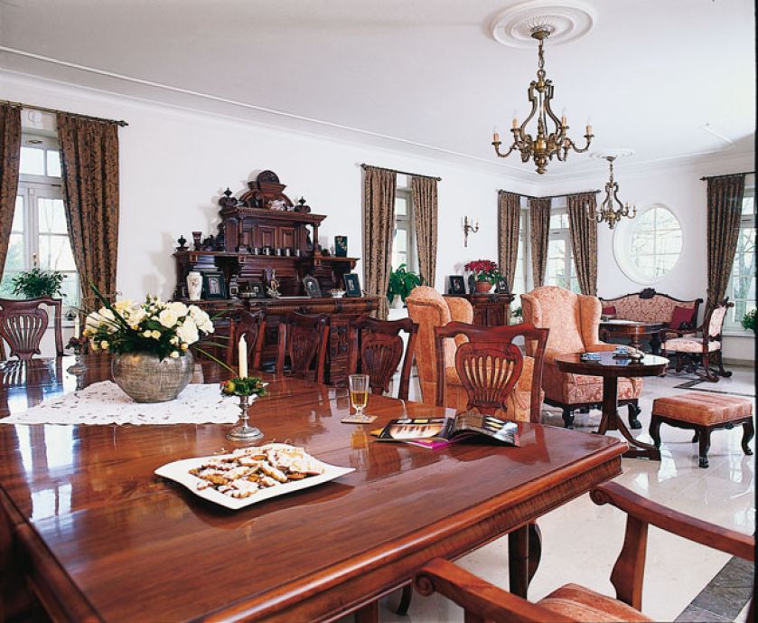 Ogromny kredens i stół dla całej wielopokoleniowej rodziny przez ćwierć wieku ugniatane w