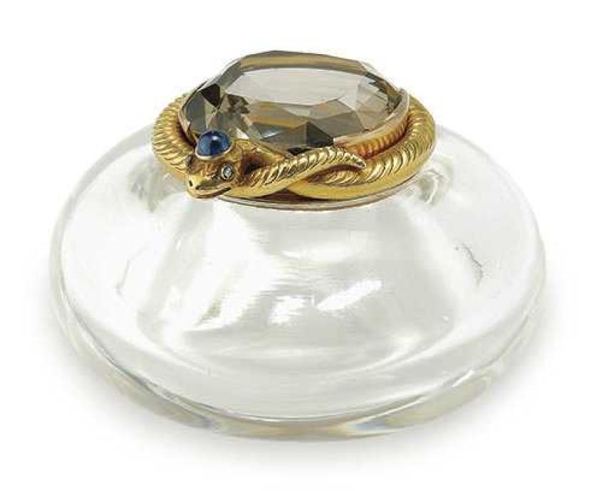 Kieszonkowa bombonierka z dymnego kwarcu z szafirem, poł. XX w.