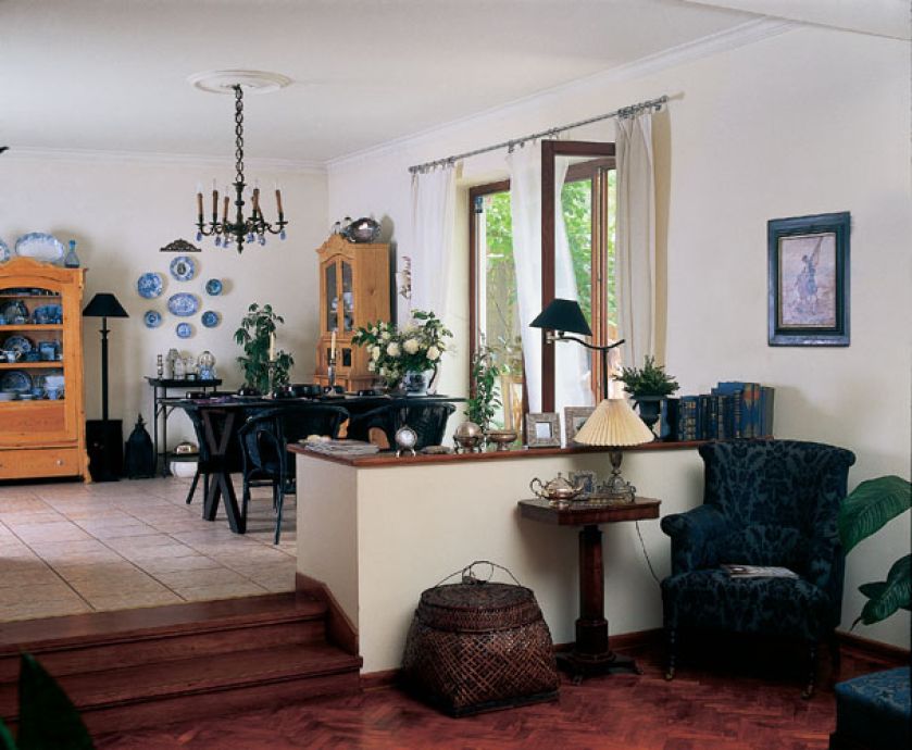 Otwarta przestrzeń parteru podzielona jest umownie - z salonu do jadalni wchodzi się po dwóch schodkach.