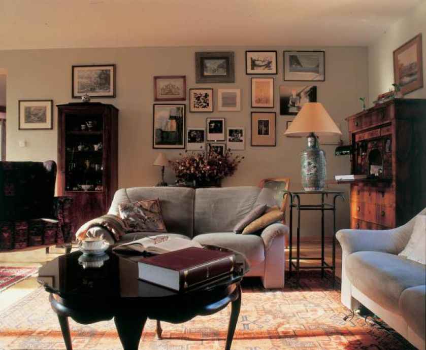 Porcelana stojąca w witrynie komponuje się ze zdobioną lampą.