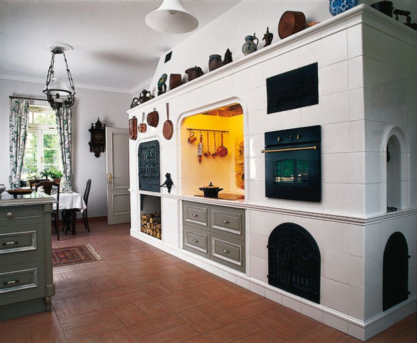 W pałacowej niemal kuchni oryginalny piec z obrotowym rożnem wielkim jak na prosiaka.