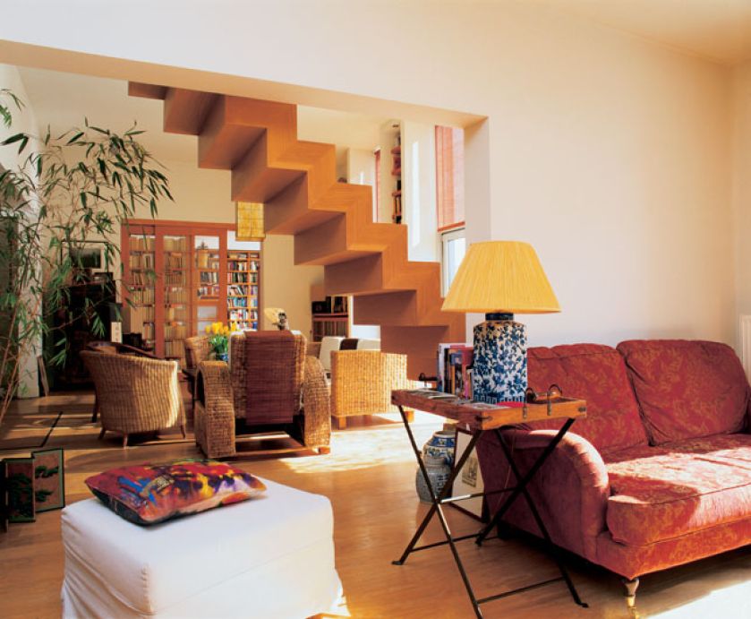 Kanciasta, geometryczna forma schodów kojarzy się z minimalizmem japońskich wnętrz.