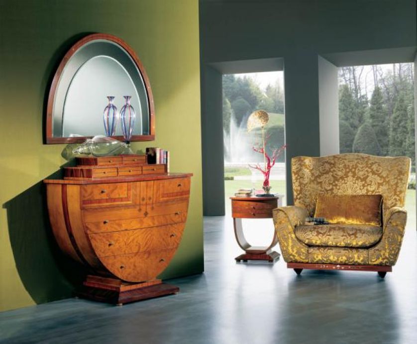 Oryginalnie, bo w formie przepołowionego jajka. Do kształtów komody nawiązuje lustro. PATT MEBEL