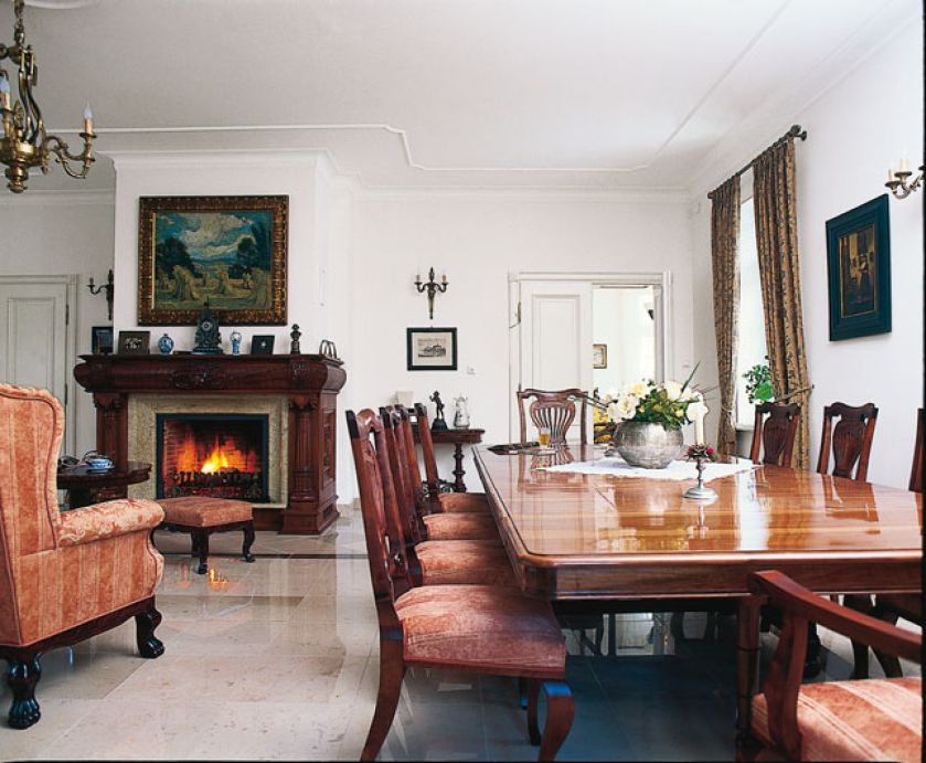 Przy takim stole z powodzeniem zasiądzie wielopokoleniowa rodzina.