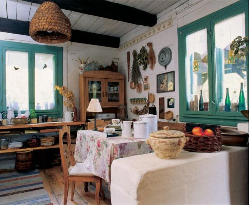 Różnorodność form i kolorów sprawia, że wnętrze jest przytulne.