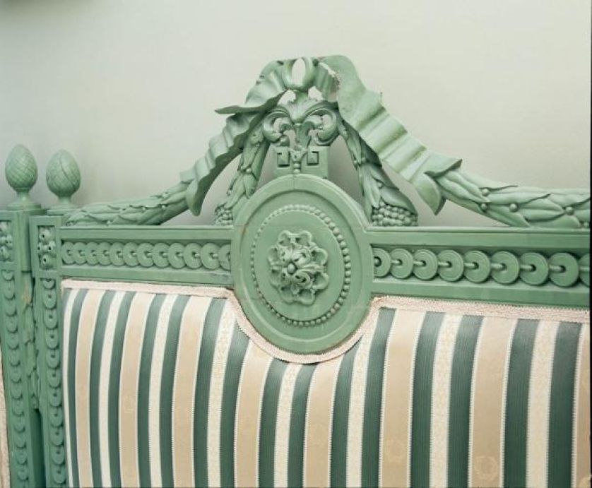 Rzeźbione oparcie fotela. Wnętrza urządzone z tradycją