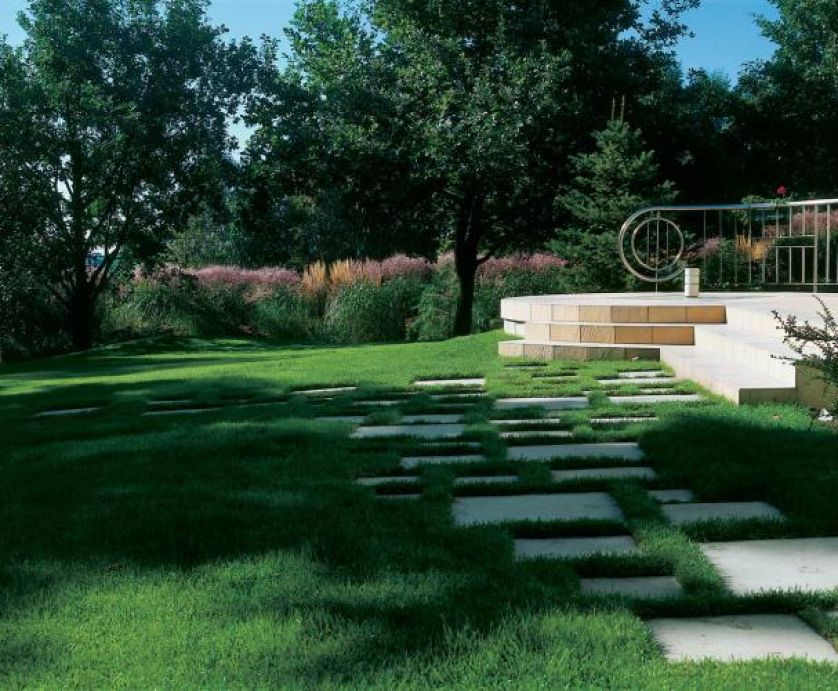 Wokół domu rozciąga się kamienna kompozycja.