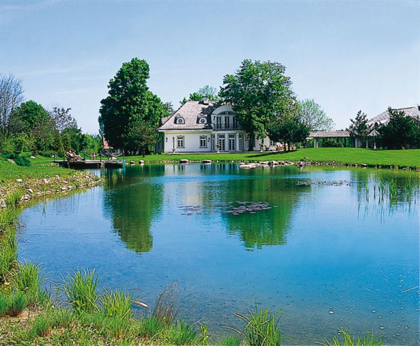 Z domu dla gości do głównego budynku, przypominającego tradycyjny polski dwór, wiedzie ?korytarz? o lekkiej