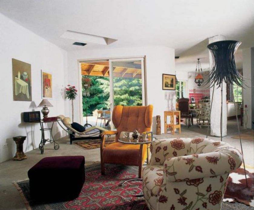 Designerska lampa Arturo Alvareza obok fotela po dziadku? Czemu nie.