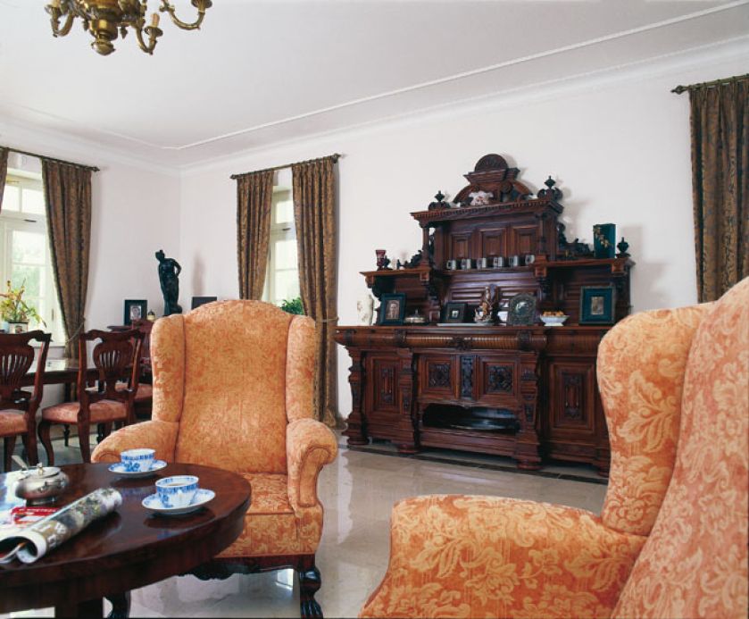 W przestronnym salonieantyki nie przytłaczają. Nawet rzeźbiony kredens po przodkach, który w blokowym mieszkaniu