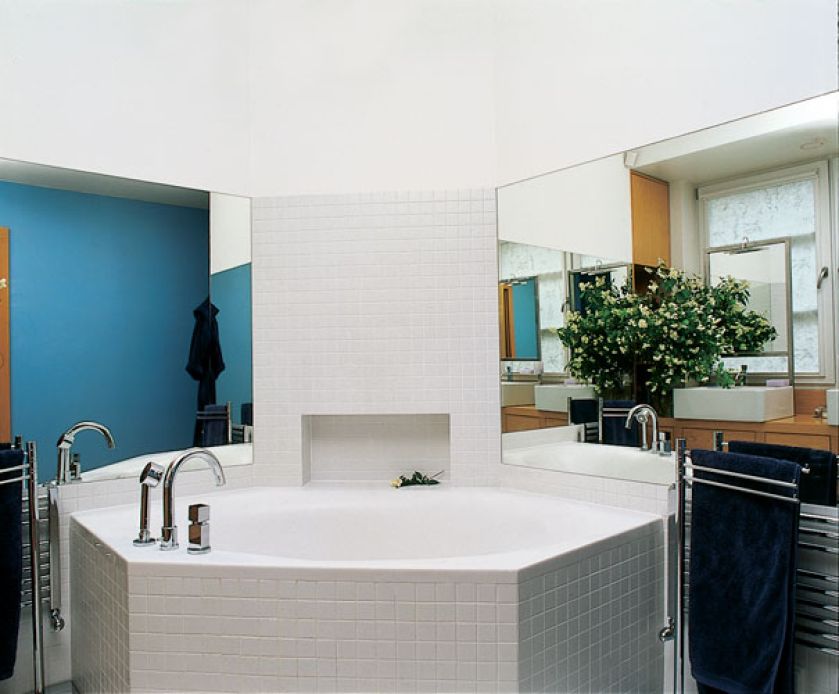 Duże lustra optycznie powiększają łazienkę.