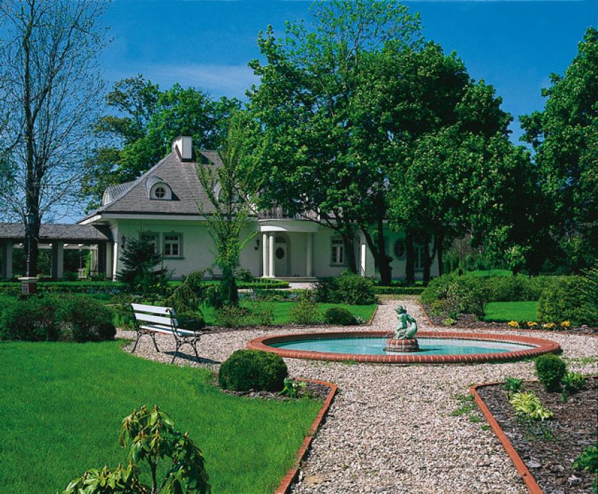 Jak przed prawdziwym szlacheckim dworem - reprezentacyjny dziedziniec z fontanną.