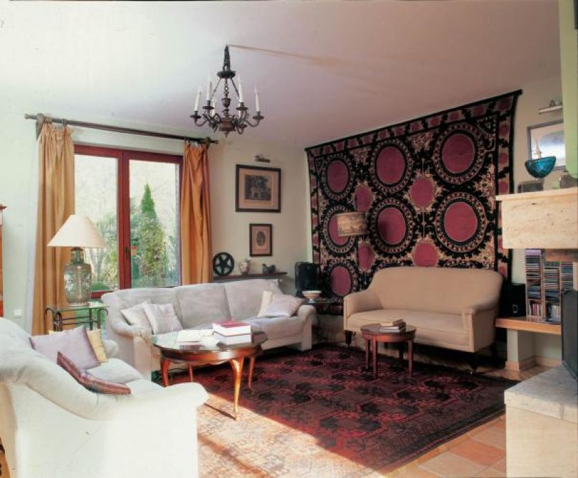 Jasne kanapy komponują się z dywanami.