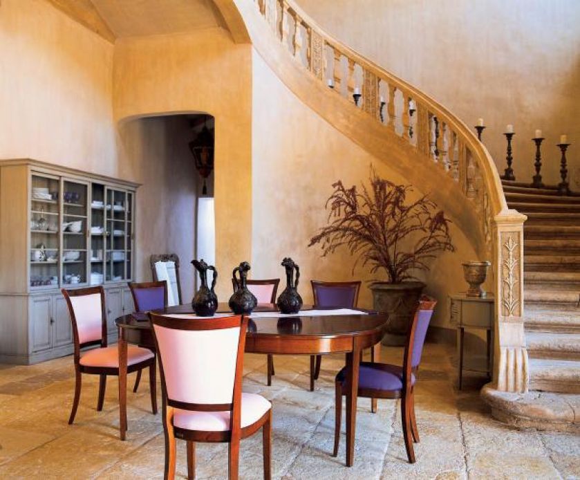 Stół zyska, jeśli ustawimy go w efektownym miejscu. GRANGE