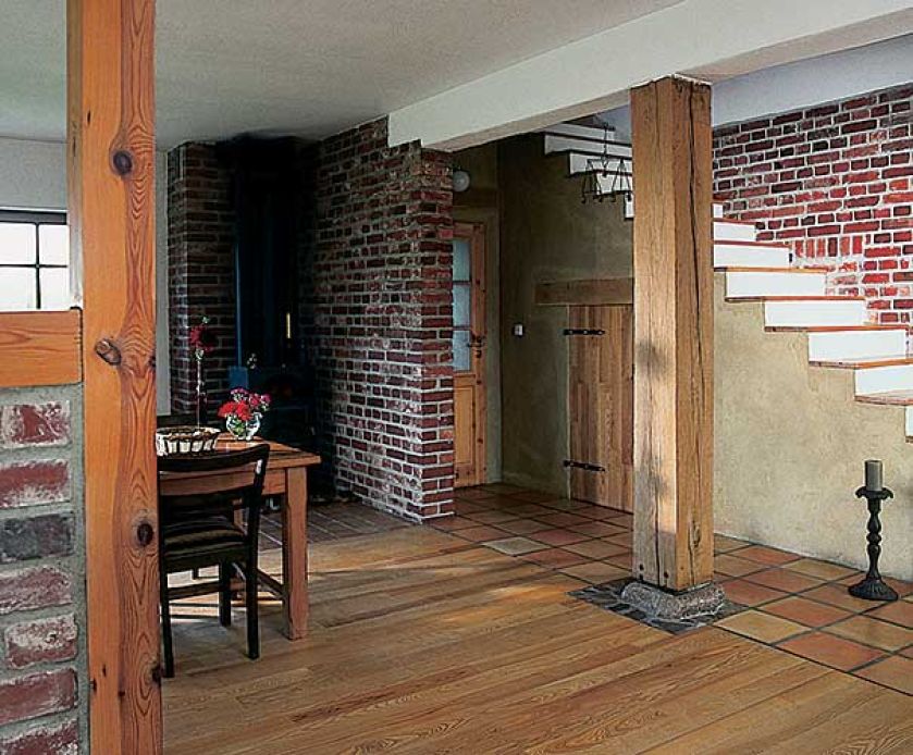 Strop na parterze podtrzymuje gigantyczny dębowy słup zakotwiczony na osadzonym w podłodze plaskim kamieniu. Drewno