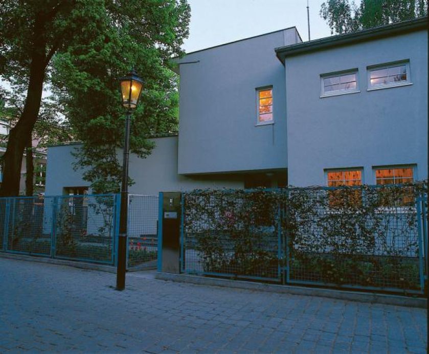 Stróż codziennie zapala najprawdziwsze latarnie gazowe.