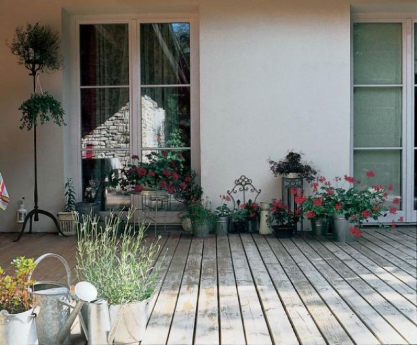 Wokół rosną modrzewie, dlatego Dorota uparła się, żeby taras ?ył z drewna modrzewiowego.