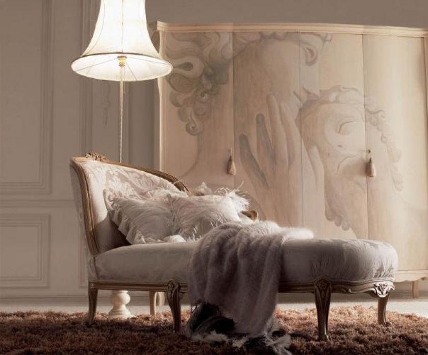 Rama drewniana,rzeźbiona, do wyboru: lakierowana, pokryta srebrną lub złotą folią. Kosztuje od 2983 euro. STUDIO ITALIA