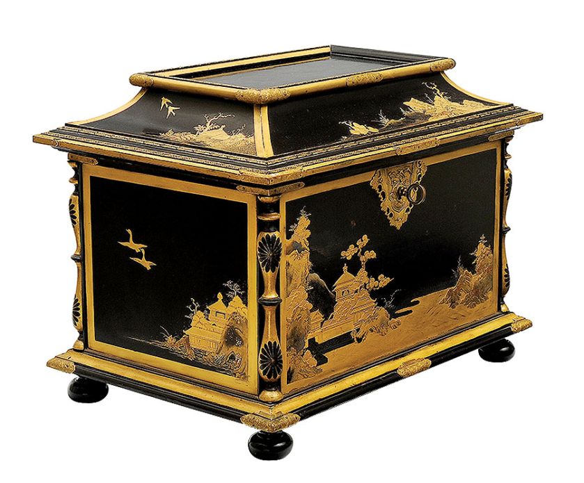 Szkatułka zdobiona czarną laką i złotymi motywami pejzażowymi w technice maki-e, poł. XVII w.