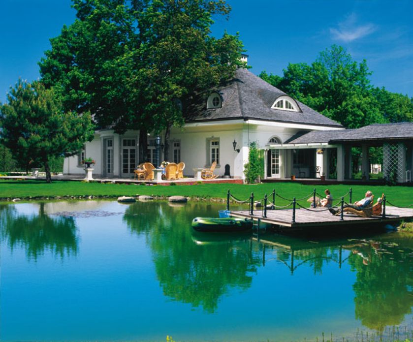 Zamiast basenu jest staw z rybami. Co oczywiście nie oznacza, że nie można się w nim kąpać.