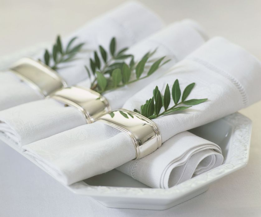 Za obrączki wetknąć można zielone gałązki lub przyprawy. Będzie aromatycznie