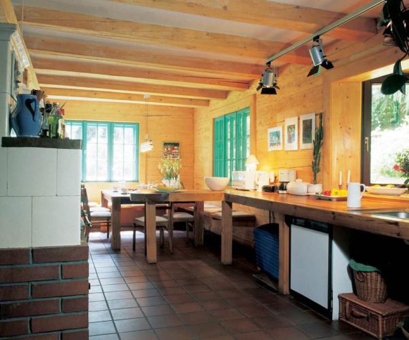 W kuchni uwagę przyciągają duże drewniane blaty.