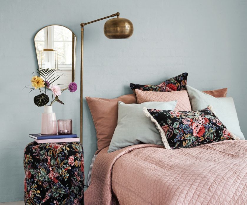 szara sypialnia z różowymi dodatkami