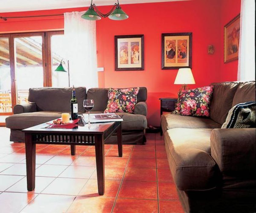 W salonie znajdziemy reprodukcje obrazów Alfonsa Muchy i secesyjne lampy.